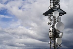 Home tours de telecommunications contre ciel nuageux